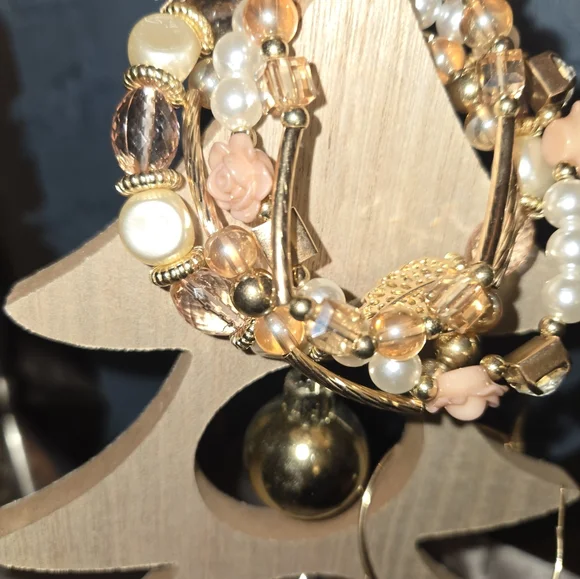 Bracelets - Picture 8 of 9